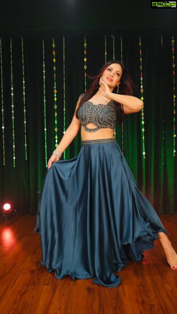 Maryam Zakaria Instagram - This outfit 😍✨ . . #ethnicwear #indianoutfit #trendingreels #reelitfeelit