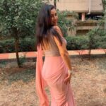 Maryam Zakaria Instagram – This filmi side of me will never stop 😊💕

#bollywood #churakedilmera #bollywoodactress #dancereels  #saree #reelfeelit