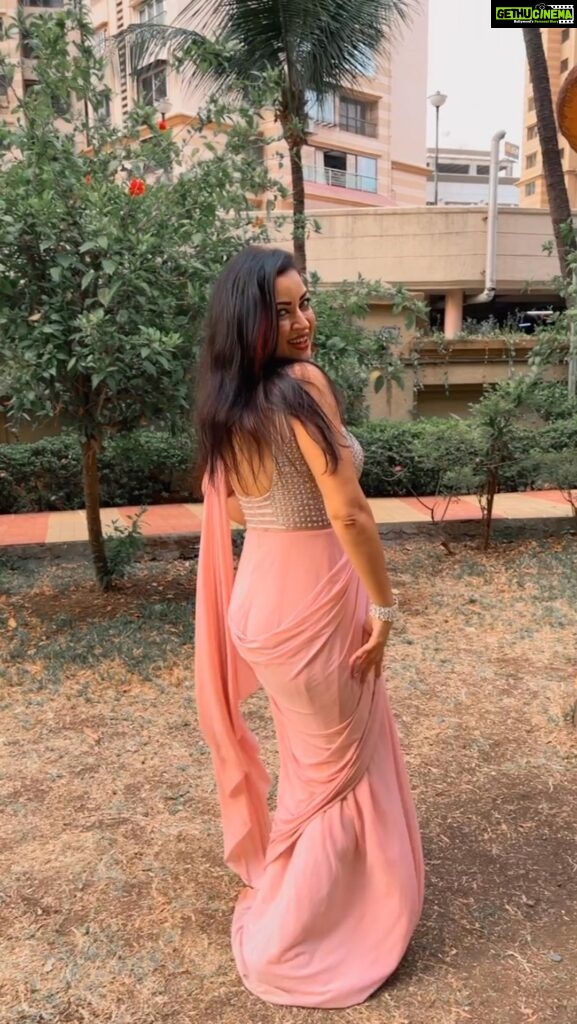 Maryam Zakaria Instagram - This filmi side of me will never stop 😊💕 #bollywood #churakedilmera #bollywoodactress #dancereels #saree #reelfeelit