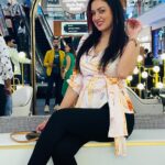 Maryam Zakaria Instagram – OOTD VS Sab Gazab 🔥

Edit @coach_omi 

.
.
#sabgazab #outfitoftheday #zara #veramoda #lv #louisvuitton #womenfashion #reelitfeelit #glamlook #hot #CafeByTheStRegisMumbai #PhoenixPalladium