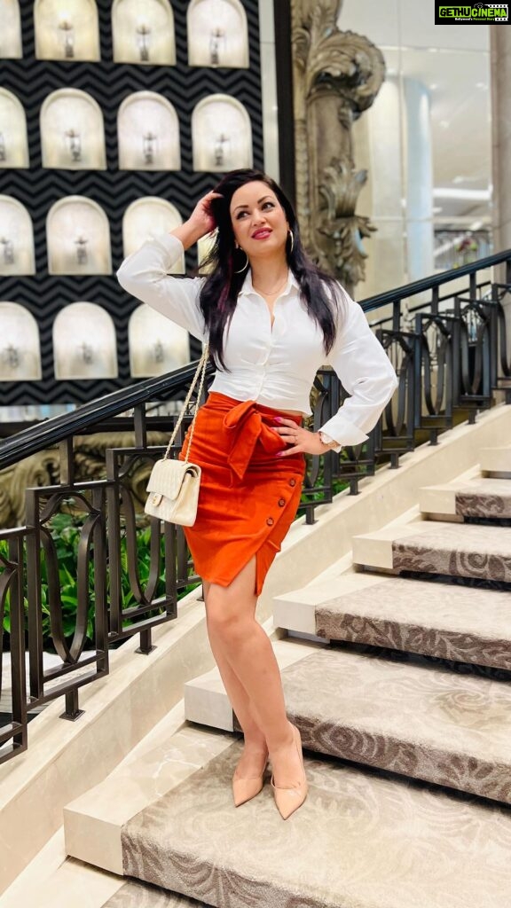 Maryam Zakaria Instagram - Rate this outfit 🤍🧡✨ #ootd #womenfashion #fashionista #reelitfeelit #trendingreels