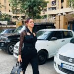 Maryam Zakaria Instagram – OOTD 🖤
.
.
#outfitoftheday #blackoutfit #womenfashion #fashionista #reelitfeelit