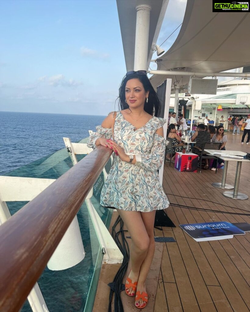 Maryam Zakaria Instagram - No photoshop required 💙🔥 . . #photoshoot #travelphotography #crusise #crusing #ootd #womenfashion #hermes Cordelia Cruises