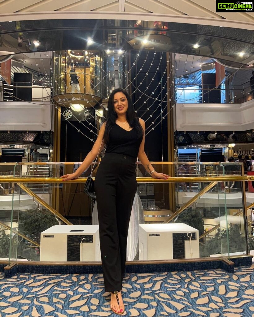 Maryam Zakaria Instagram - Black outfit is my favourite 🖤 . . #ootd #womenfashion #blackoutfit Cordelia Cruises