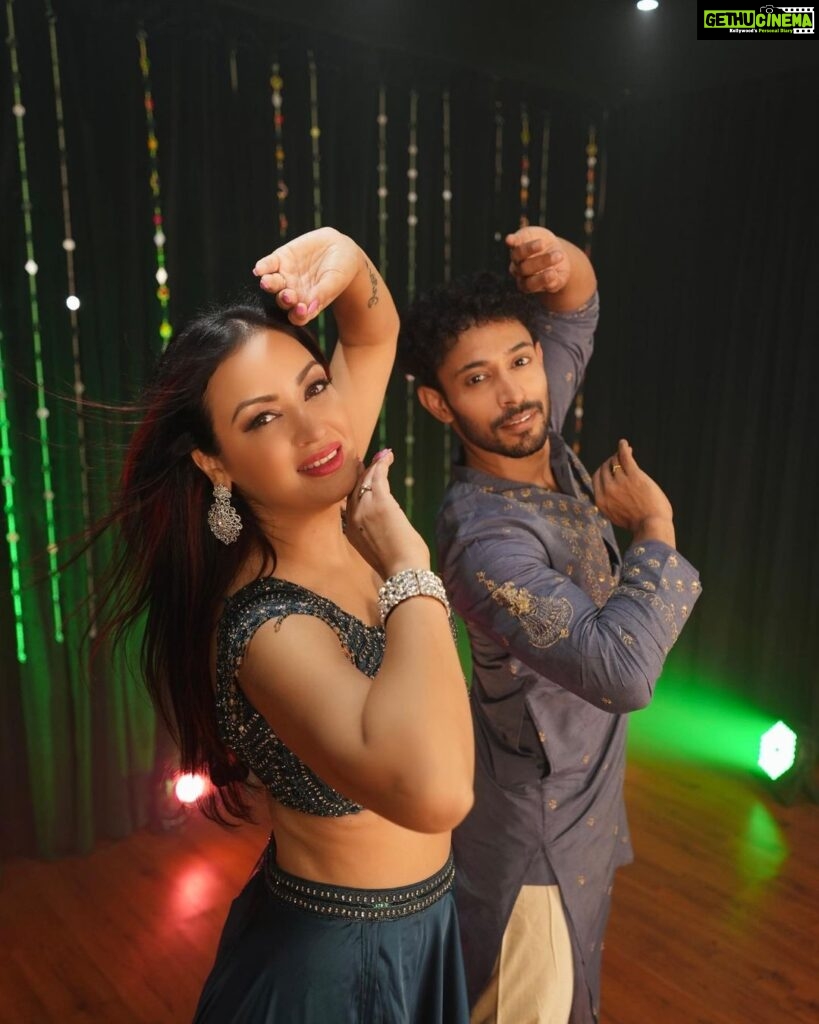 Maryam Zakaria Instagram - An exciting video dropping tomorrow with the gorgeous @maryamzakaria Can you guess the song and win us over and maybe take our 🤍 away… 📸 @akash.yadav7245 #bollywood #dance #instagood #trending #picoftheday