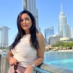 Maryam Zakaria Instagram - Forgot to post this when I was in Dubai and I love this song 😍✨ . . #naiyolagda #kisikabhaikisikijaan #dubai #reelsinstagram #salmankhan #burjkhalifa Dubai UAE