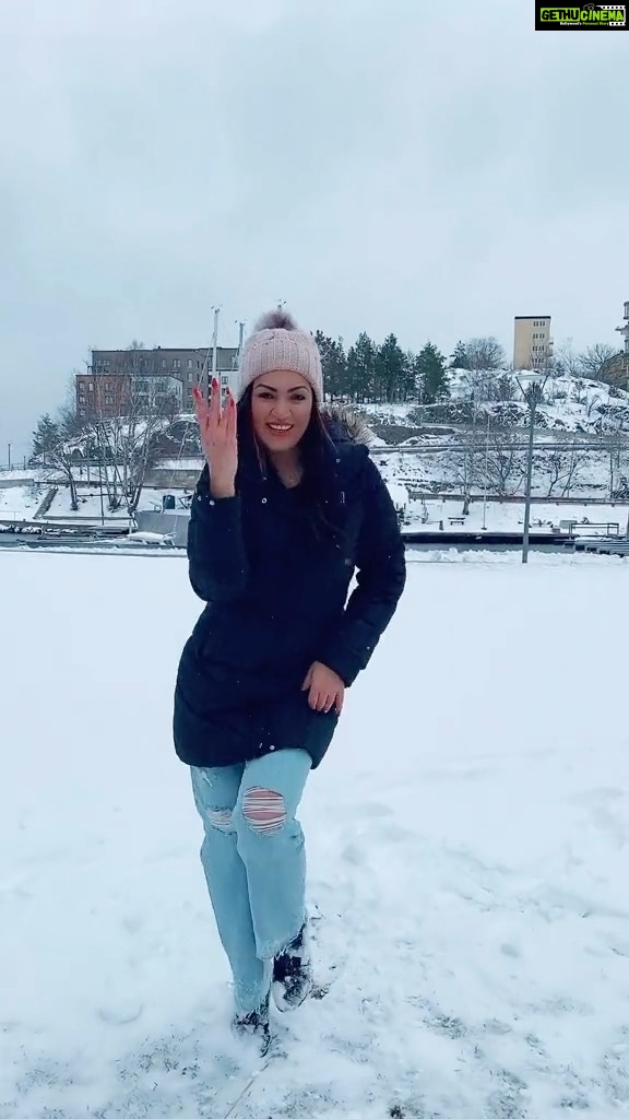 Maryam Zakaria Instagram - I just had to dance in the snow 😂🥶🤪 #danceinthesnow #reelsinstagram #stockholm #sanak