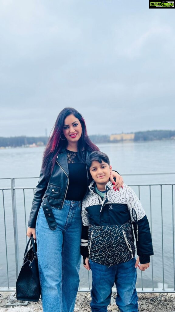Maryam Zakaria Instagram - Mumbai ✈️ Stockholm, it’s family time ❤️😘🎉💫 . . #travel #travelreels #transition #sweden #stockhom