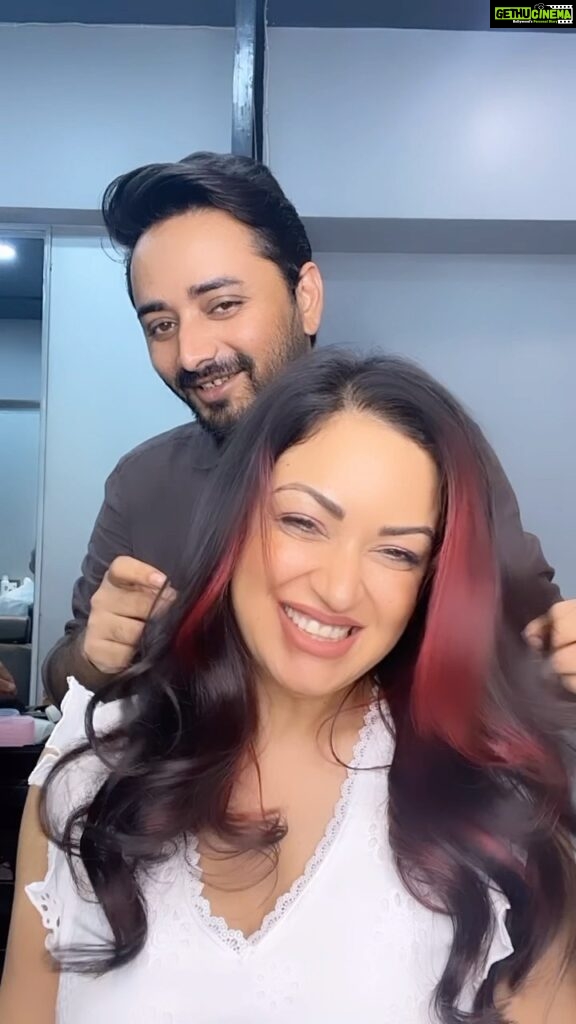 Maryam Zakaria Instagram - Perfect Red highlights done by @sameersalmani I just love it ❤️ . . #redhighlights #saloon #hairstyle