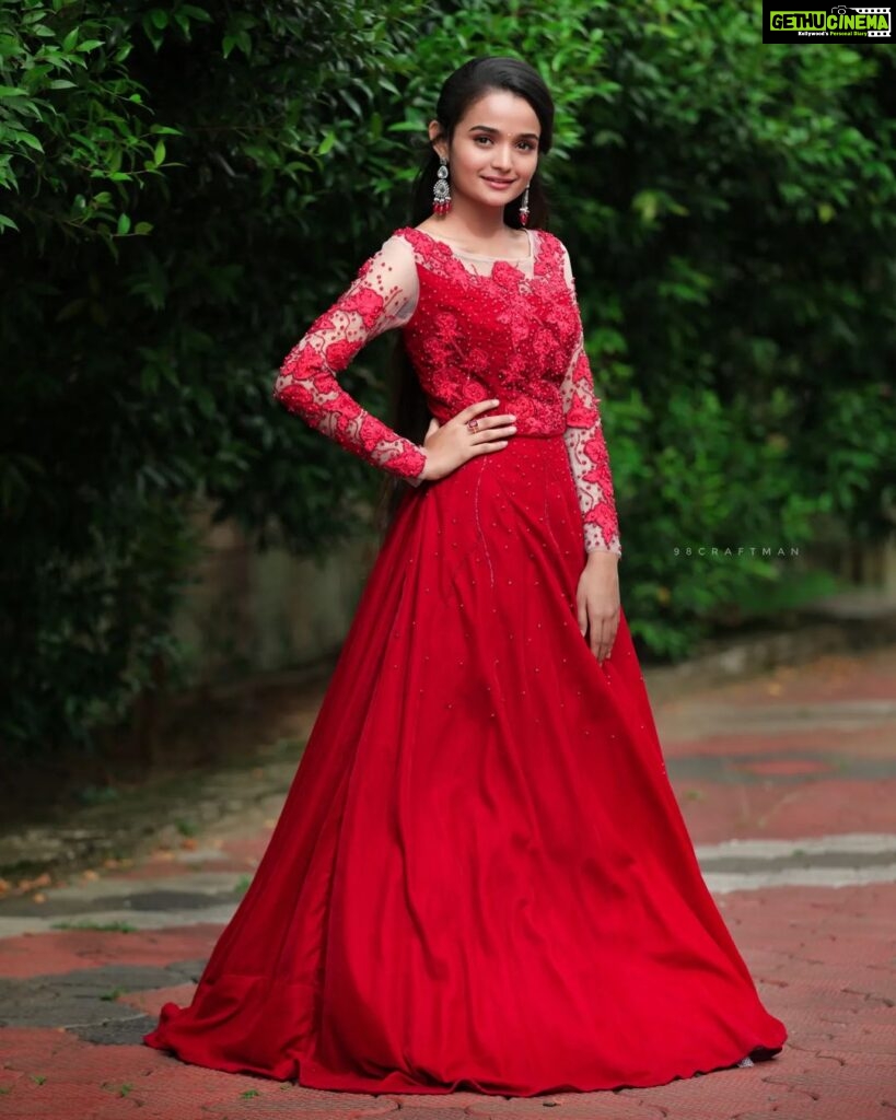 Meenakshi Anoop Instagram - Red velvet ♥ Photographer:@98craftman Stylist and designer: @doms.2010 Costume:@fingerprinz_bridal_hub jewellery:@anokhi_priyakishore