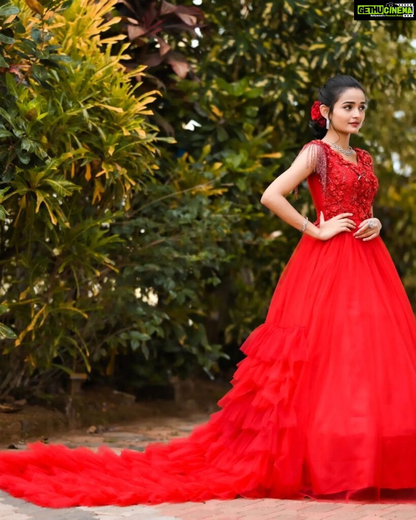 Meenakshi Anoop Instagram - The red edition ❤ Stylist and designer : @doms.2010 Costume: @annmaria_boutique Hair: @rathybaiju_mua jewellery: @anokhi_priyakishore Photography: @soorajframes