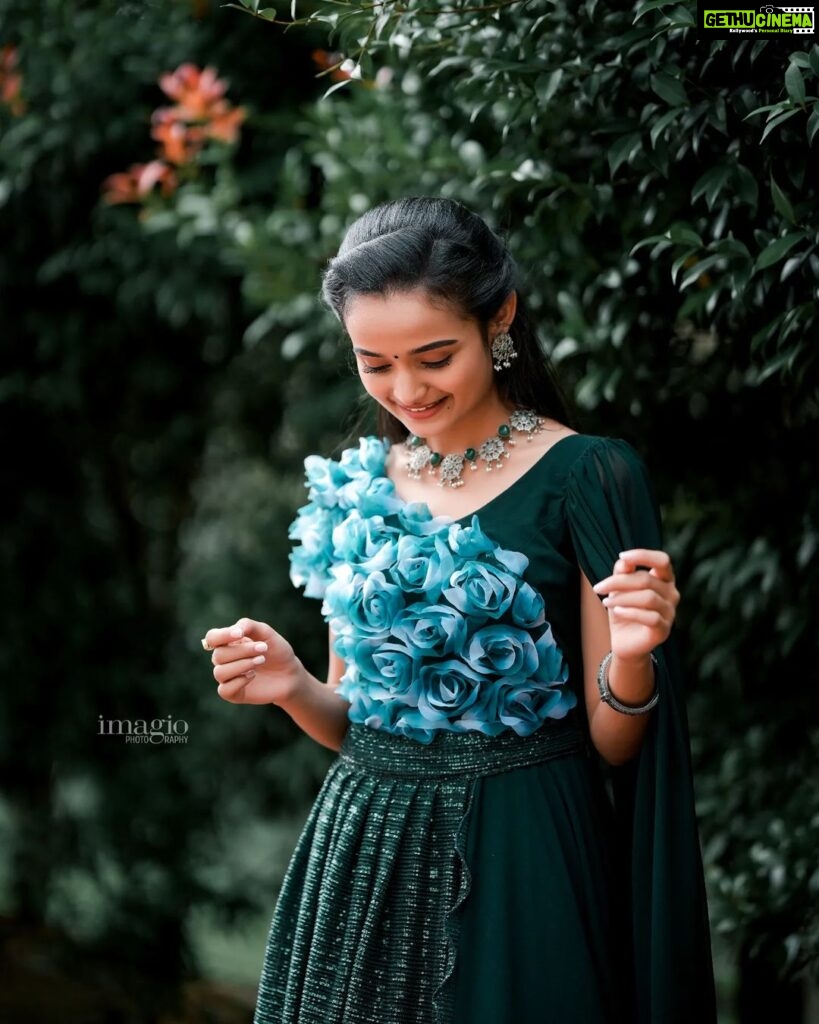 Meenakshi Anoop Instagram - Green greetings 💚 Stylist and designer : @doms.2010 Costume: @lax_desino Hair: @rathybaiju_mua jewellery: @anokhi_priyakishore Photography: @imagiophotography_official
