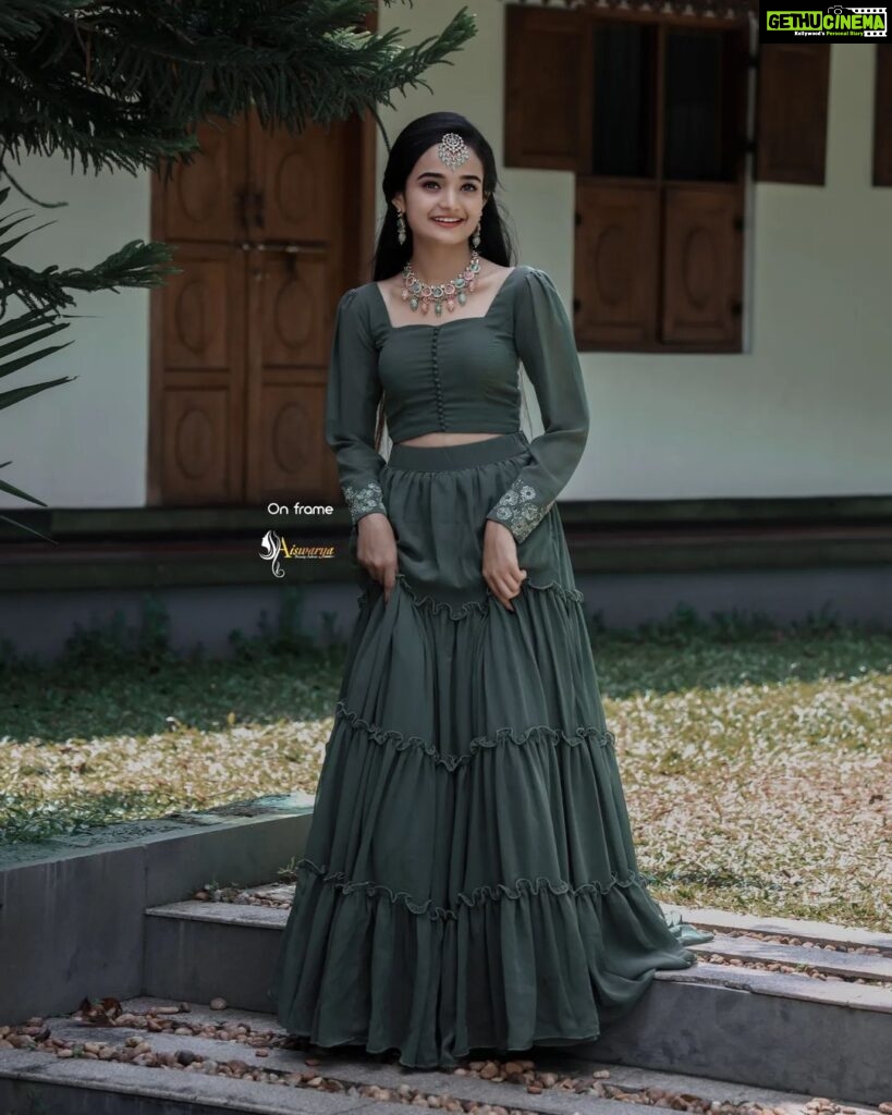 Meenakshi Anoop Instagram - Glam up 🤎 💄@aiswarya_makeovers 💍 @golden_cup_fashion_jewellery 🏞@mayaheritagekottayam 📸@hridayam_captured_moments 👗@akxa__anna__saji Maya Heritage Aymanam