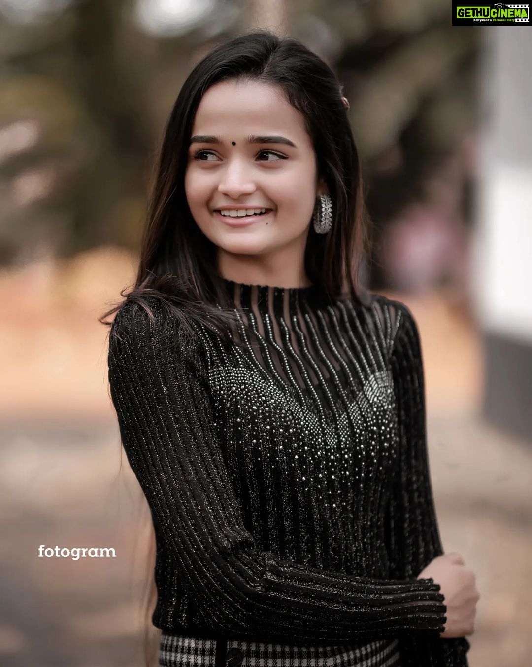 Meenakshi Anoop Instagram - Happy happy 🤍 📸@fotogramdesignstudio 👗@western_lady_ Jewellery @anokhi_priyakishore Stylist @doms.2010 Cherupuzha, India