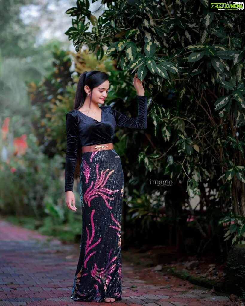 Meenakshi Anoop Instagram - Glossy🐝 Stylist and designer : @doms.2010 Costume: @western_lady_ Hair: @rathybaiju_mua jewellery: @anokhi_priyakishore Photography:@imagiophotography_official