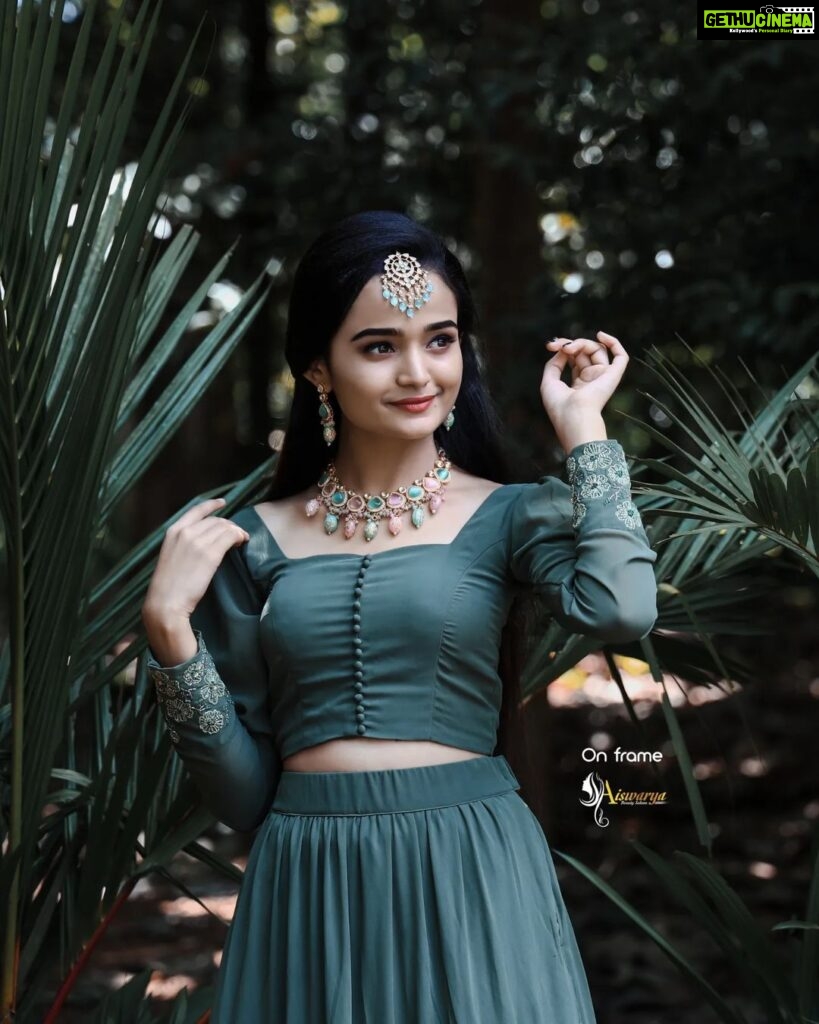 Meenakshi Anoop Instagram - Glam up 🤎 💄@aiswarya_makeovers 💍 @golden_cup_fashion_jewellery 🏞@mayaheritagekottayam 📸@hridayam_captured_moments 👗@akxa__anna__saji Maya Heritage Aymanam