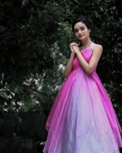 Meenakshi Anoop Instagram - Happy 365 🧜‍♀️ 

To all my family and friends I'm very blessed to have all of you sending the beautiful and thoughtful messages full of love on my birthday thank you soo much 💕 
👗@rayandjolie 
🧁@_.heavenly_delights._ 
📸@_sil_ver_fox_ 
💄 @aiswarya_makeovers