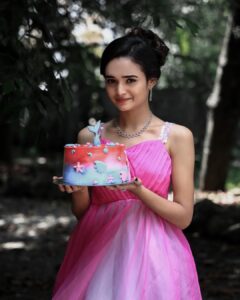 Meenakshi Anoop Instagram - Happy 365 🧜‍♀️ 

To all my family and friends I'm very blessed to have all of you sending the beautiful and thoughtful messages full of love on my birthday thank you soo much 💕 
👗@rayandjolie 
🧁@_.heavenly_delights._ 
📸@_sil_ver_fox_ 
💄 @aiswarya_makeovers