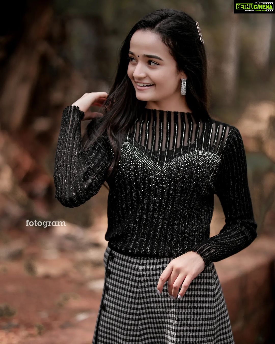 Meenakshi Anoop Instagram - Happy happy 🤍 📸@fotogramdesignstudio 👗@western_lady_ Jewellery @anokhi_priyakishore Stylist @doms.2010 Cherupuzha, India