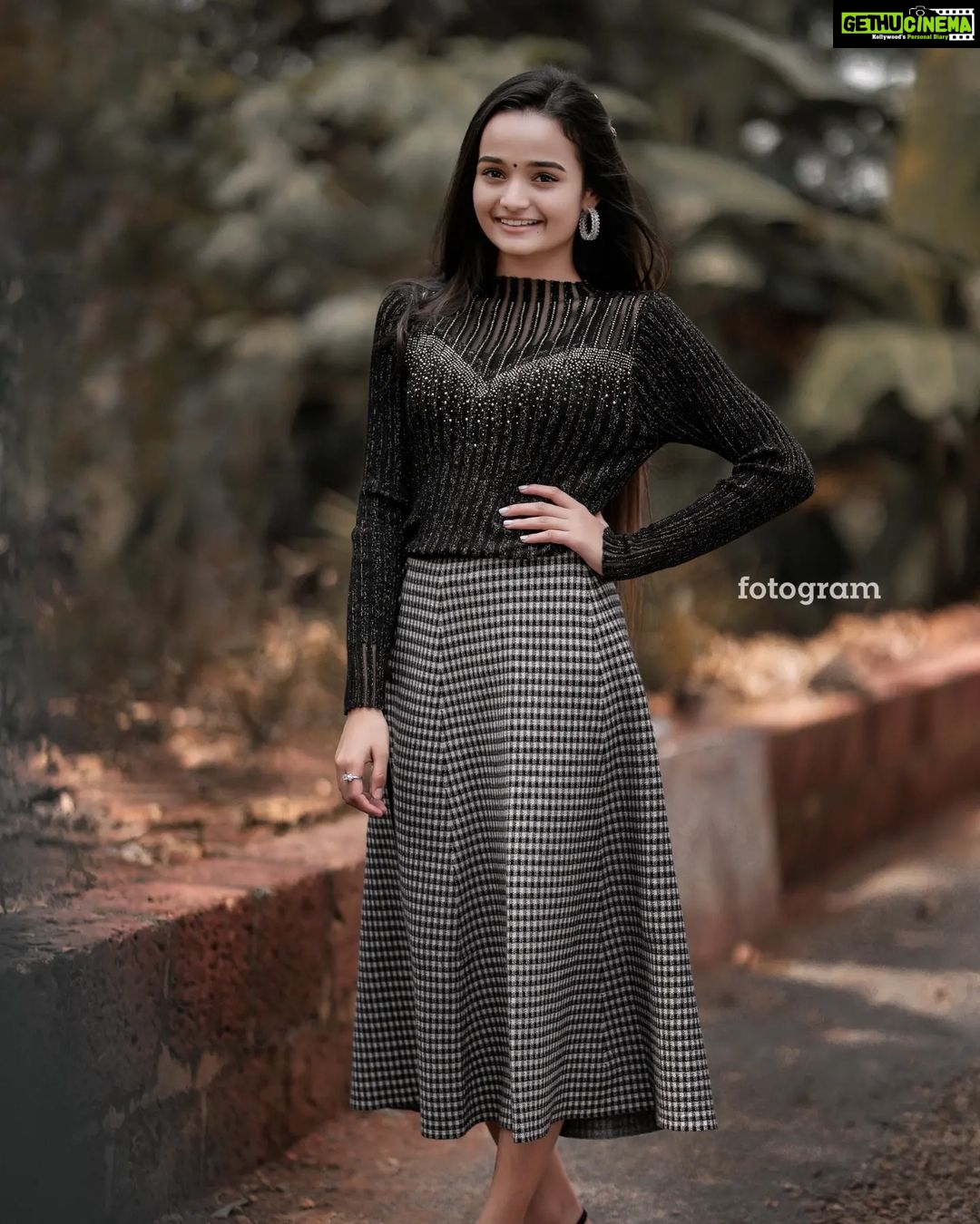 Meenakshi Anoop Instagram - Happy happy 🤍 📸@fotogramdesignstudio 👗@western_lady_ Jewellery @anokhi_priyakishore Stylist @doms.2010 Cherupuzha, India