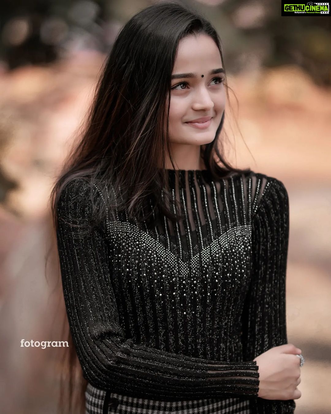 Meenakshi Anoop Instagram - Happy happy 🤍 📸@fotogramdesignstudio 👗@western_lady_ Jewellery @anokhi_priyakishore Stylist @doms.2010 Cherupuzha, India