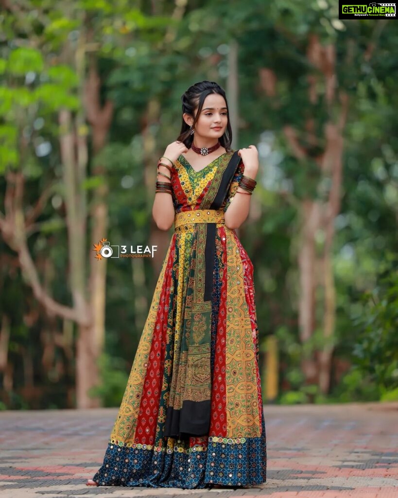 Meenakshi Anoop Instagram - Yuhhhh🐝 Stylist and designer : @doms.2010 Costume: @byhand.in jewellery: @anokhi_priyakishore Photography: @3leaf_photography