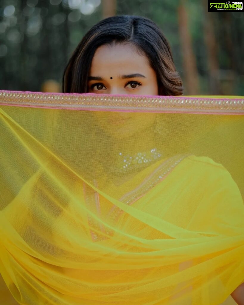 Meenakshi Anoop Instagram - I know you love my 👀🙈 Stylist and designer : @doms.2010 Costume: @threadnneedle_official Jewellery: @anokhi_priyakishore Photography: @fotographerjp