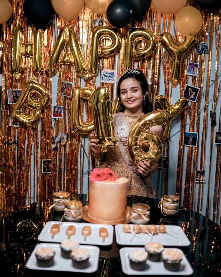Meenakshi Anoop Instagram - And finally am sweet 16🥂✨ . Thank you for all those birthday #whishes #gifts #surprises #visits and everything iam soo soo happy 😘😘🎉🎉 Thank you for this classic golden outfit @rayandjolie The cuteiii cake @_.heavenly_delights._ Hair styleing @divyas_beauty_makeup_studio Click by ente swantham @akhilskiran