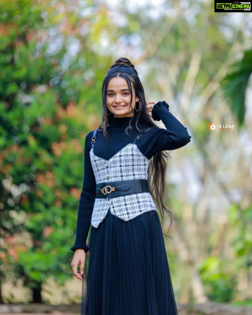 Meenakshi Anoop Instagram - Retro🍒 Stylist and designer : @doms.2010 Costume: @western_lady_ Jewellery: @anokhi_priyakishore Photography: @3leaf_photography
