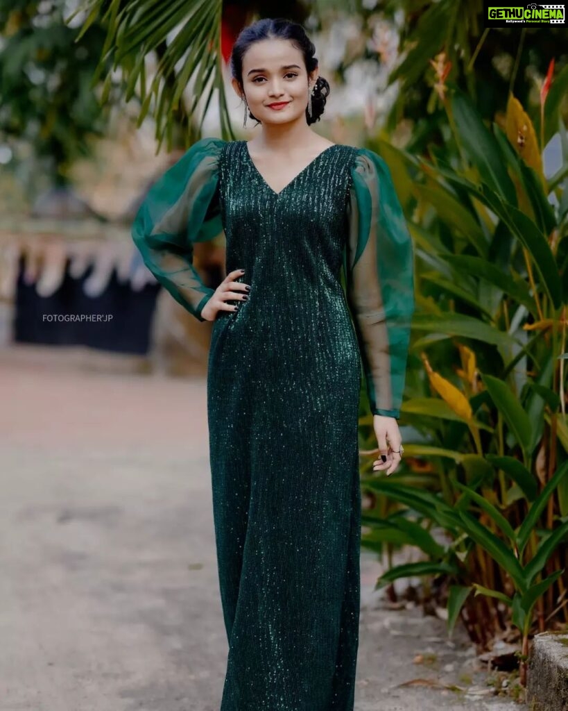 Meenakshi Anoop Instagram - Glow in Green✨ Stylist and designer : @doms.2010 Photography: @fotographerjp Costume: @threadnneedle_official Jewellery: @anokhi_priyakishore