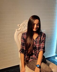 Meenakshi Anoop Instagram - Oru change aranagrahikkattath✌🏻😂
Lovely service @anezanzare_unisex_salon
#for #our #new #movie juniors journey ♥️