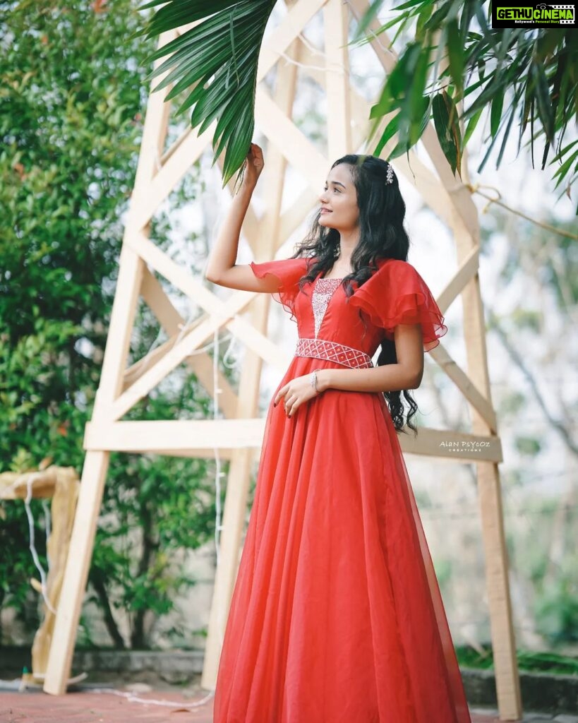 Meenakshi Anoop Instagram - Red is the trend 👀 Stylist and designer : @doms.2010 Costume: @annmaria_boutique Hair: @rathybaiju_mua jewellery: @anokhi_priyakishore Photography: @alan_psycoz