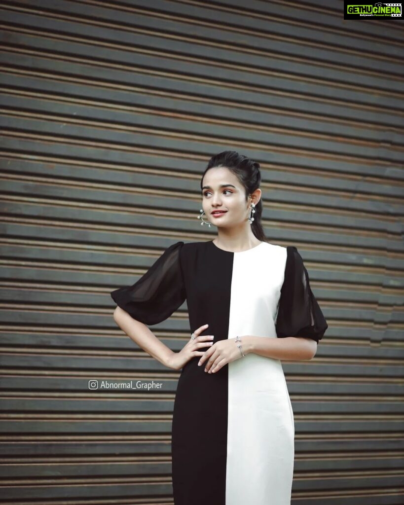 Meenakshi Anoop Instagram - Black or white? Stylist and designer: @doms.2010 Costume: @Snoqueen_shopping jewellery: @anokhi_priyakishore Photography: @abnormal_grapher