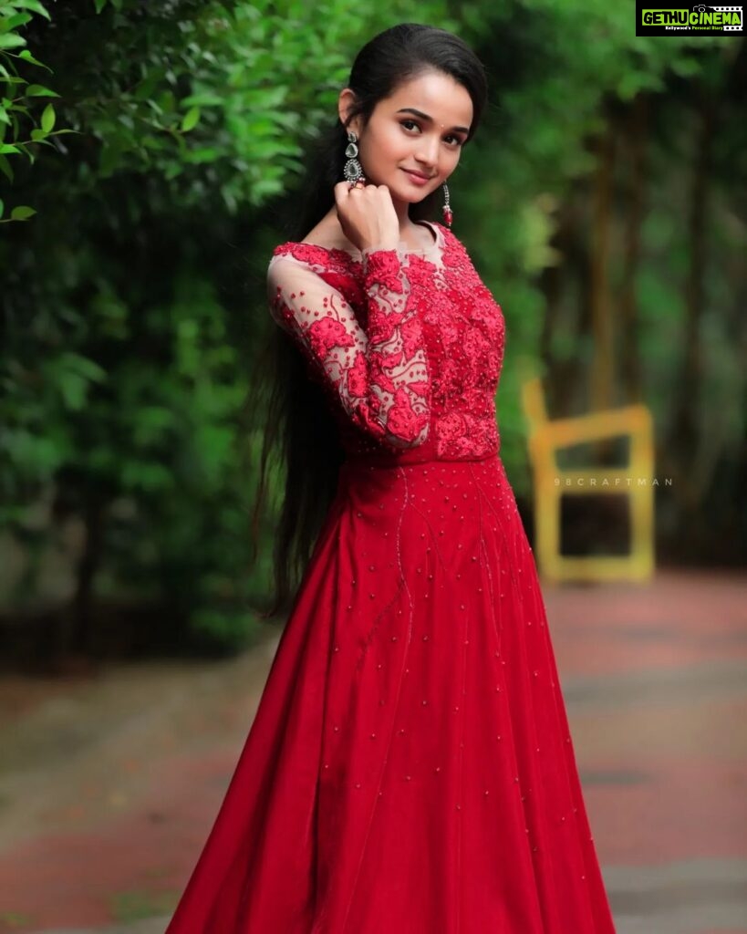 Meenakshi Anoop Instagram - Red velvet ♥ Photographer:@98craftman Stylist and designer: @doms.2010 Costume:@fingerprinz_bridal_hub jewellery:@anokhi_priyakishore