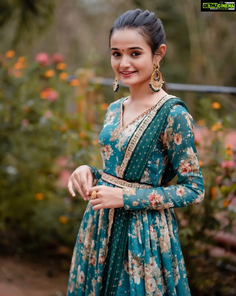 Meenakshi Anoop Instagram - Floral 🍂 Stylist and designer : @doms.2010 Costume: @Zoul_designz Jewellery: @anokhi_priyakishore Hair: @rathybaiju_mua Photography: @nahaz_photography