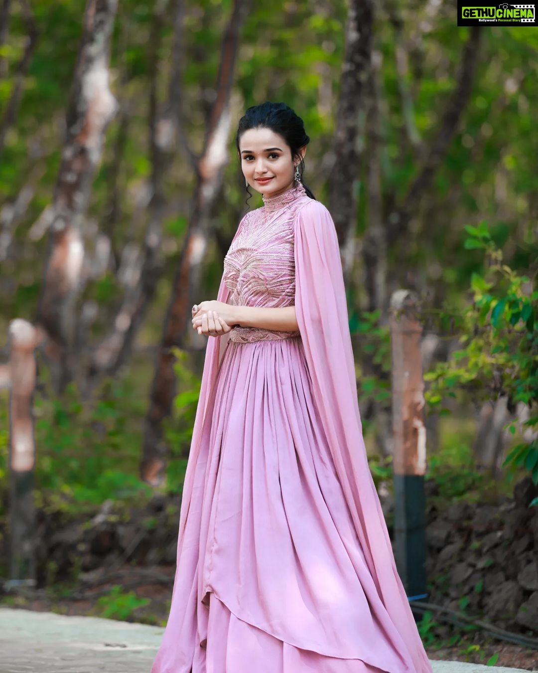 Meenakshi Anoop Instagram - You are your home💌 Stylist and designer : @doms.2010 Costume: @utsavkochi Stylist and designer : @doms.2010 Costume: @utsavkochi jewellery: @anokhi_priyakishore Photography: @98craftman