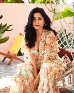 Meera Jasmine Instagram - The untamed beauty of wildflowers 🌼🌸🌼

📸 : @rahuljhangiani 
Styling : @soodpranav @sanya_sheth
Makeup and hair : @jazmin_lois_rodriguez 

#ShootDiaries #OnwardsAndUpwards #MJ #MeeraJasmine