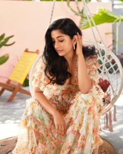 Meera Jasmine Instagram - The untamed beauty of wildflowers 🌼🌸🌼

📸 : @rahuljhangiani 
Styling : @soodpranav @sanya_sheth
Makeup and hair : @jazmin_lois_rodriguez 

#ShootDiaries #OnwardsAndUpwards #MJ #MeeraJasmine