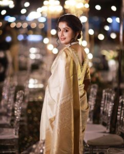 Meera Jasmine Instagram - Looking at life from all angles possible ✨

📸 @arunvaiga 
🎨 @tinu_peter 

#GoldenLight #GoldenHour #JourneyInward #OnwardsAndUpwards #MJ #MeeraJasmine