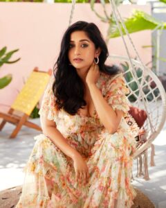 Meera Jasmine Instagram - The untamed beauty of wildflowers 🌼🌸🌼

📸 : @rahuljhangiani 
Styling : @soodpranav @sanya_sheth
Makeup and hair : @jazmin_lois_rodriguez 

#ShootDiaries #OnwardsAndUpwards #MJ #MeeraJasmine