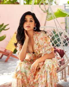 Meera Jasmine Instagram - The untamed beauty of wildflowers 🌼🌸🌼

📸 : @rahuljhangiani 
Styling : @soodpranav @sanya_sheth
Makeup and hair : @jazmin_lois_rodriguez 

#ShootDiaries #OnwardsAndUpwards #MJ #MeeraJasmine