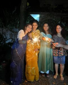 Meera Jasmine Instagram - Light of hope 🪔✨

#Family #Being #LoveAndLight #Diwali #OnwardsAndUpwards #MJ #MeeraJasmine
