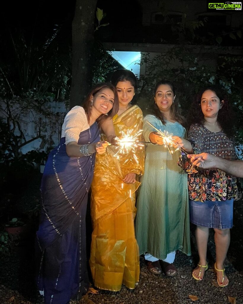 Meera Jasmine Instagram - Light of hope 🪔✨ #Family #Being #LoveAndLight #Diwali #OnwardsAndUpwards #MJ #MeeraJasmine