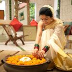 Meera Jasmine Instagram - സന്തോഷം🌼🌸സമൃദ്ധി🌸🌼സമാധാനം🌸🌼ഹൃദയം നിറയെ🌸🌼 Have a blessed Onam. Sending hugs and love 🤗💛 📸 @georgy.jph #Onam #OnamMood #FeelingFestive #OnwardsAndUpwards #MJ #MeeraJasmine