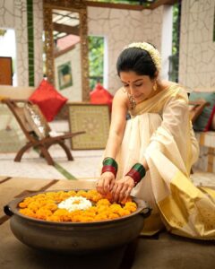 Meera Jasmine Instagram - സന്തോഷം🌼🌸സമൃദ്ധി🌸🌼സമാധാനം🌸🌼ഹൃദയം നിറയെ🌸🌼

Have a blessed Onam. Sending hugs and love 🤗💛

📸 @georgy.jph 

#Onam #OnamMood #FeelingFestive #OnwardsAndUpwards #MJ #MeeraJasmine