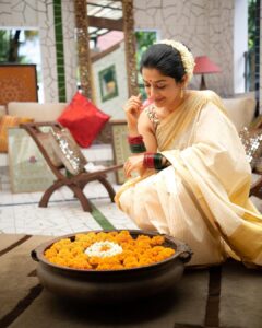 Meera Jasmine Instagram - സന്തോഷം🌼🌸സമൃദ്ധി🌸🌼സമാധാനം🌸🌼ഹൃദയം നിറയെ🌸🌼

Have a blessed Onam. Sending hugs and love 🤗💛

📸 @georgy.jph 

#Onam #OnamMood #FeelingFestive #OnwardsAndUpwards #MJ #MeeraJasmine