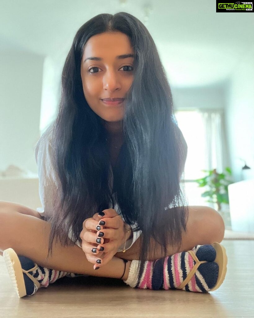 Meera Jasmine Instagram - Warm socks and comfy clothes kind of Sunday ❄️ #Sunday #SundayVibes #OnwardsAndUpwards #MJ #MeeraJasmine