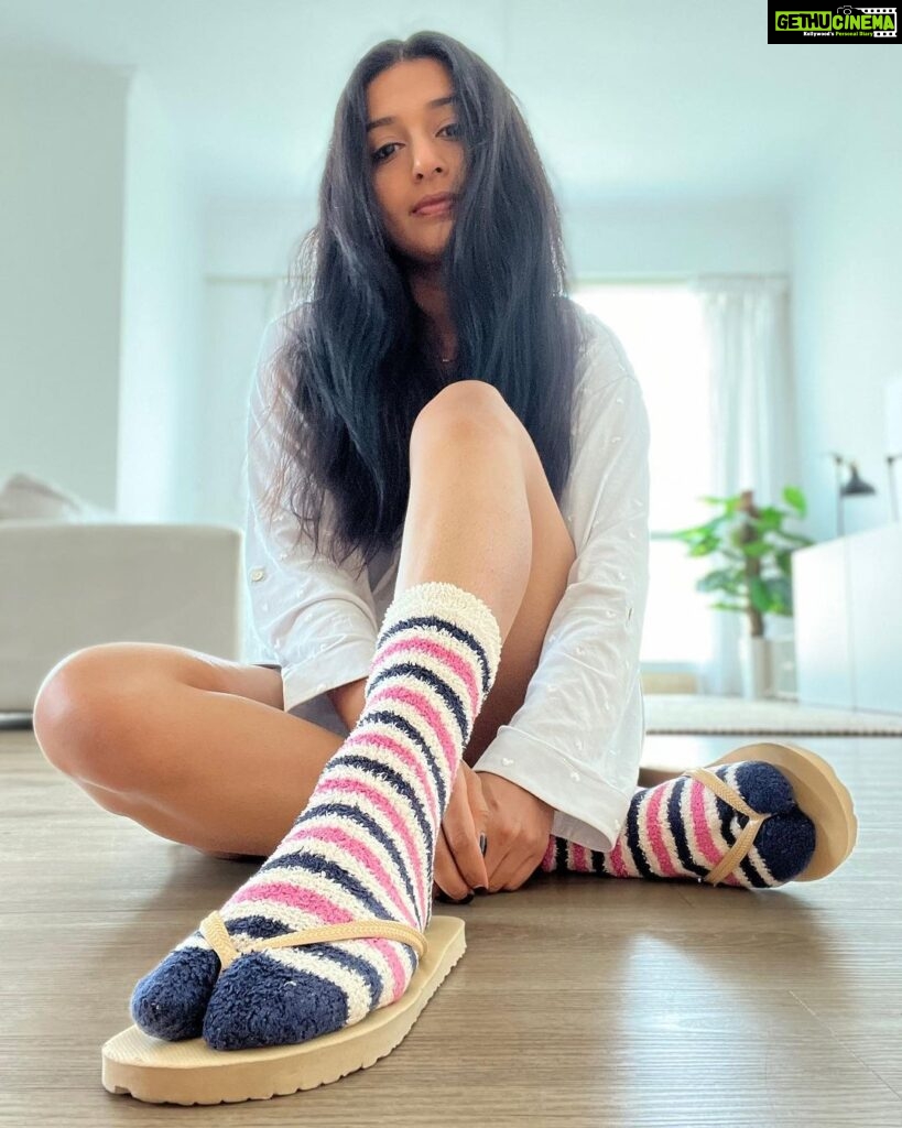 Meera Jasmine Instagram - Warm socks and comfy clothes kind of Sunday ❄️ #Sunday #SundayVibes #OnwardsAndUpwards #MJ #MeeraJasmine