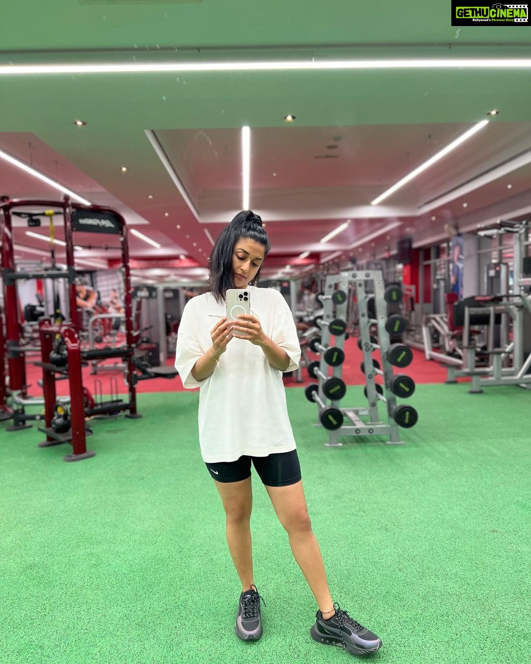 Meera Jasmine Instagram - All progress lies beyond your comfort zone 💖🦋 #MindfulMonday #MondayMood #MondayMotivation #GymLife #LifeStyleGoals #FitnessGoal #WellnessAndCalm #gym #fitness #gym #OnwardsAndUpwards #MJ
