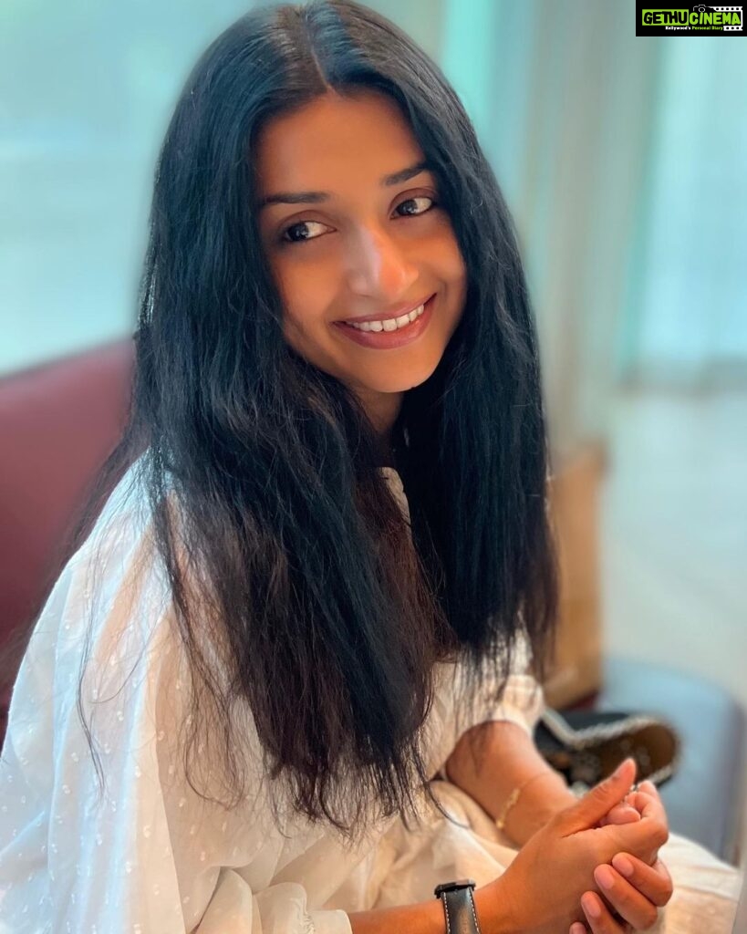 Meera Jasmine Instagram - Shape shifter vibes and heartwarming smiles 💖🦋 #Mood #WeekendIsHere #OnwardsAndUpwards #MeeraJasmine #MJ